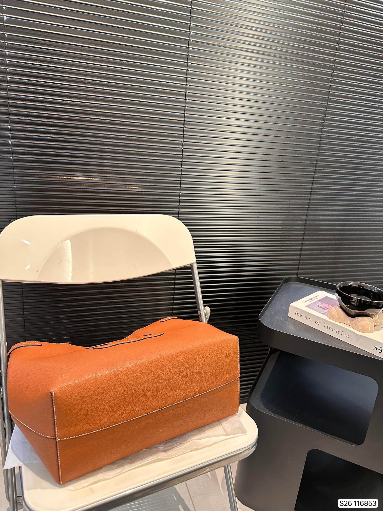 Ce new arrival 2025 tote bag size: 33 * 30 cm