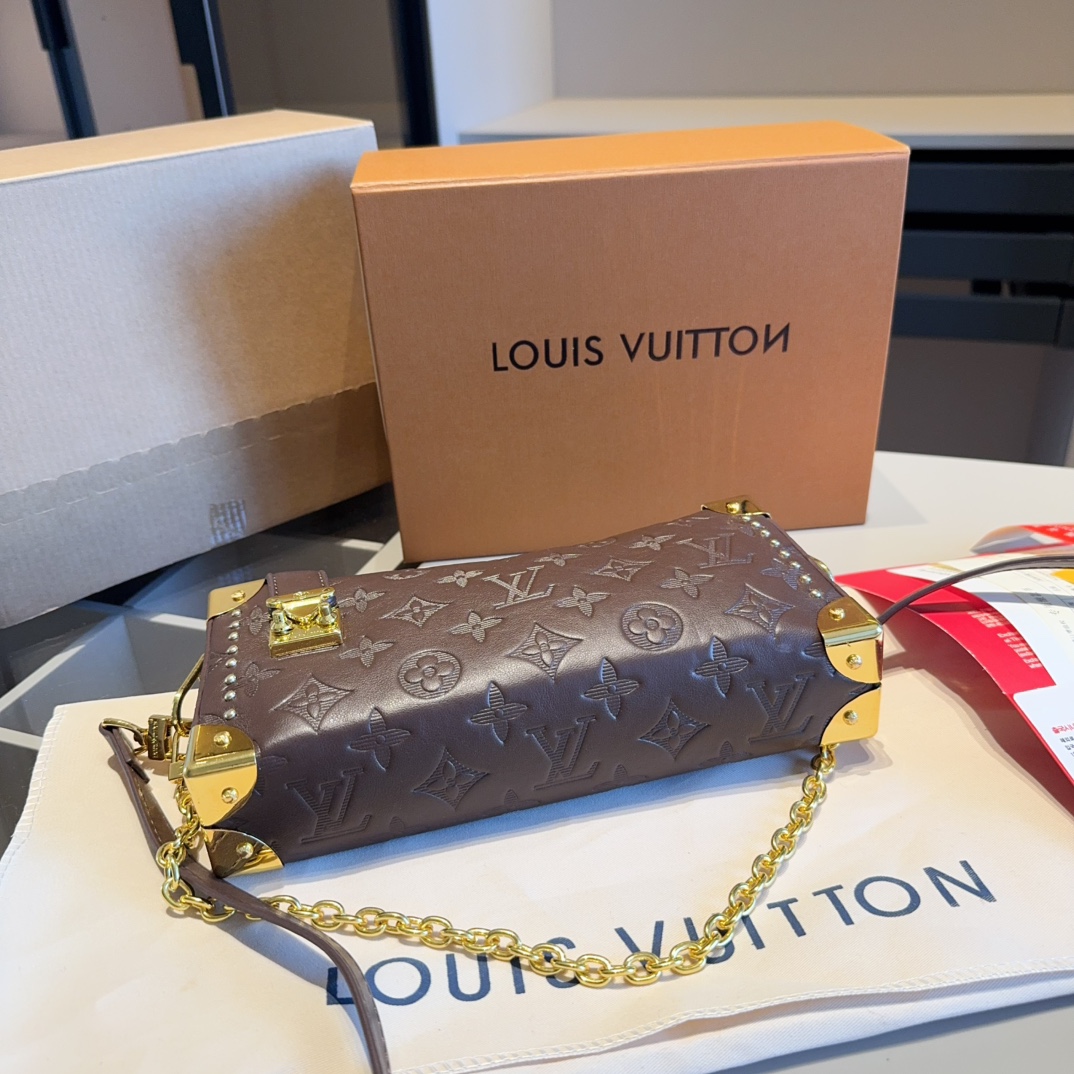 Louis new arrival slim trunk bag size:23*11*5 cm