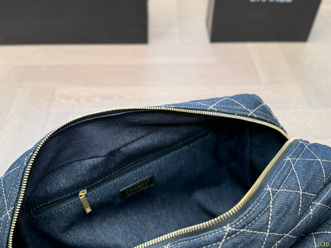 cc new arrival denim bag size；43*26 cm