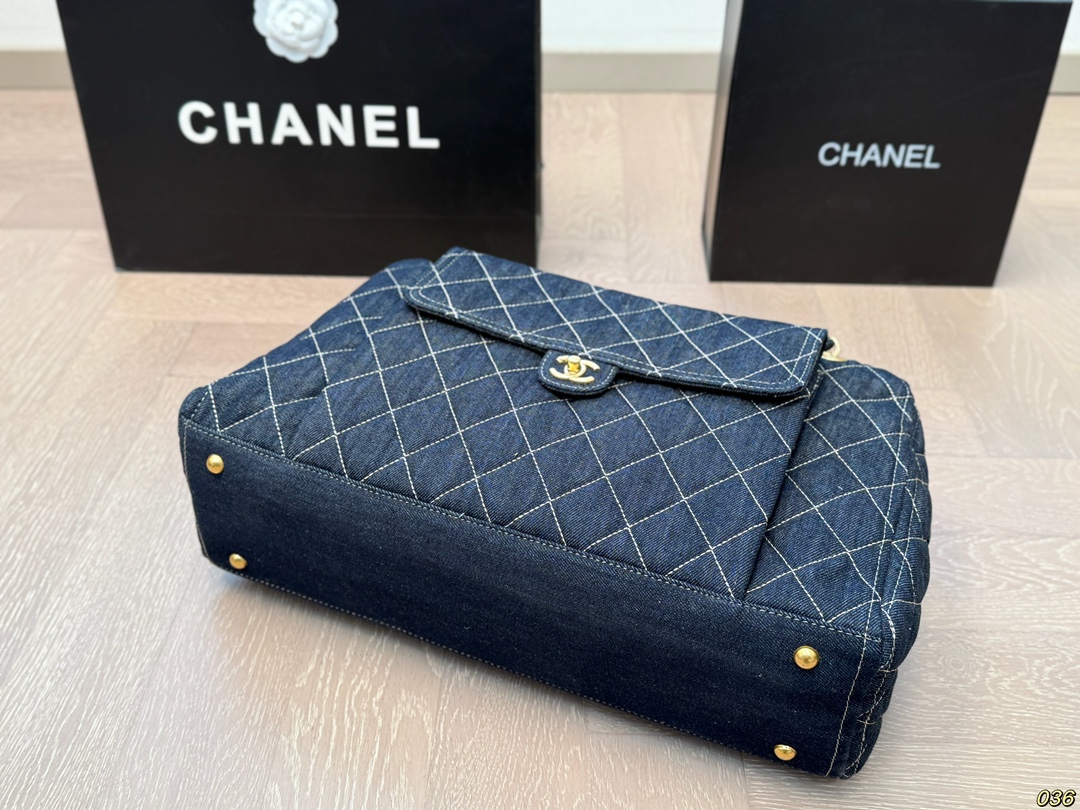 cc new arrival denim bag size；43*26 cm