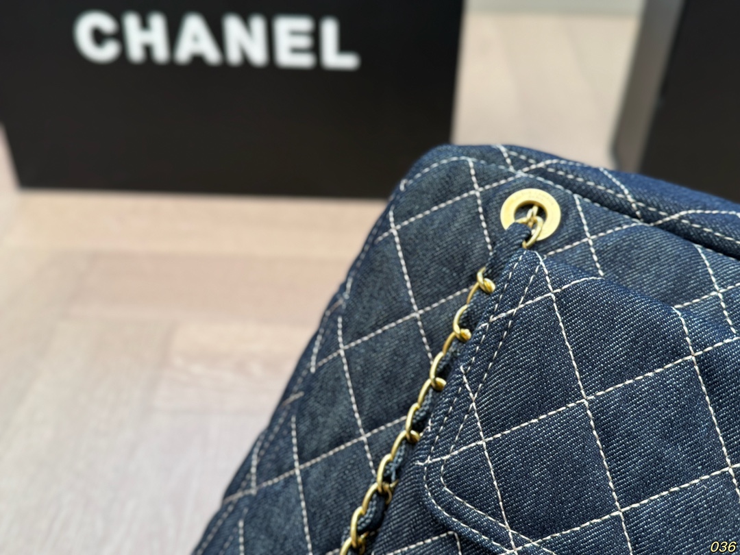 cc new arrival denim bag size；43*26 cm