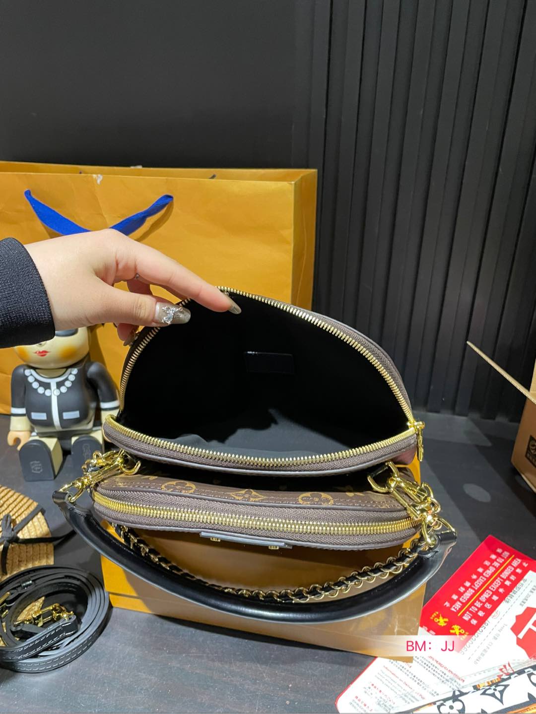 Louis new arrival bb bag size: 24*15 cm