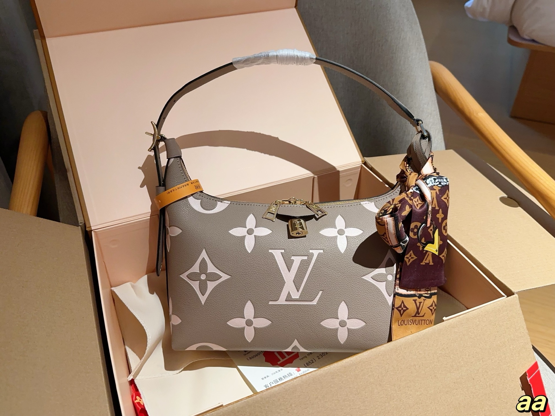 Louis new arrival hobo lock bag size:28*18*10 cm