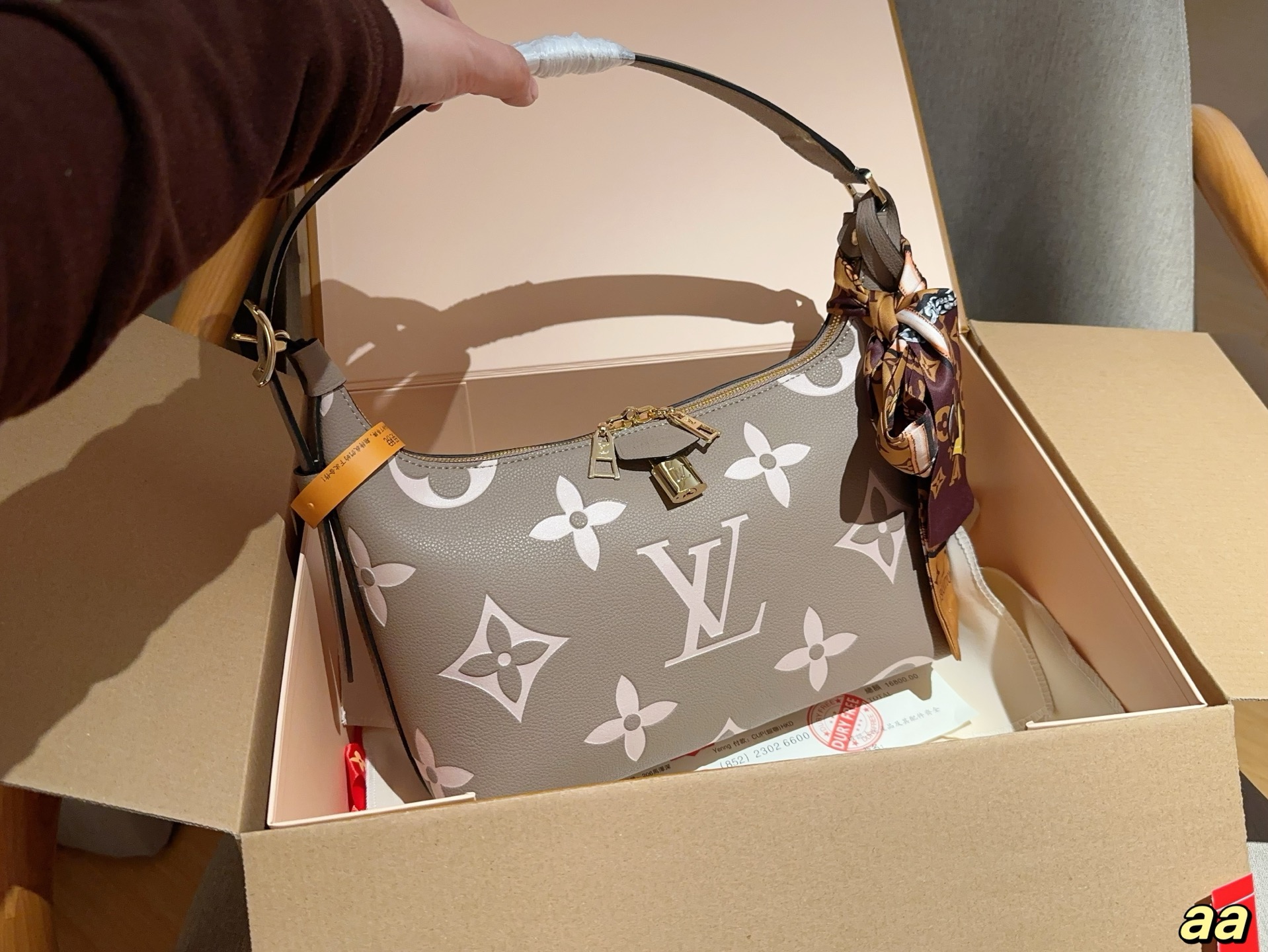 Louis new arrival hobo lock bag size:28*18*10 cm