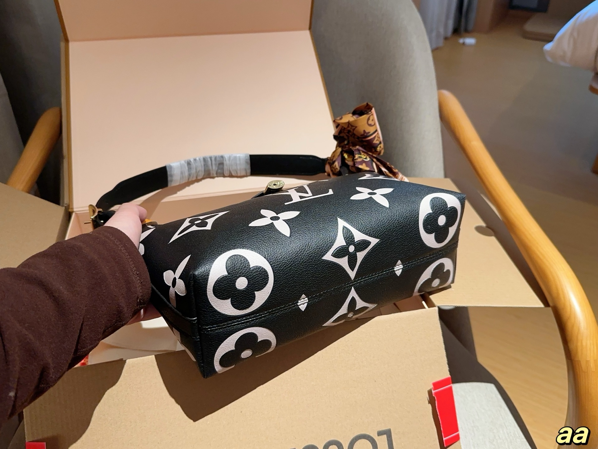 Louis new arrival hobo lock bag size:28*18*10 cm