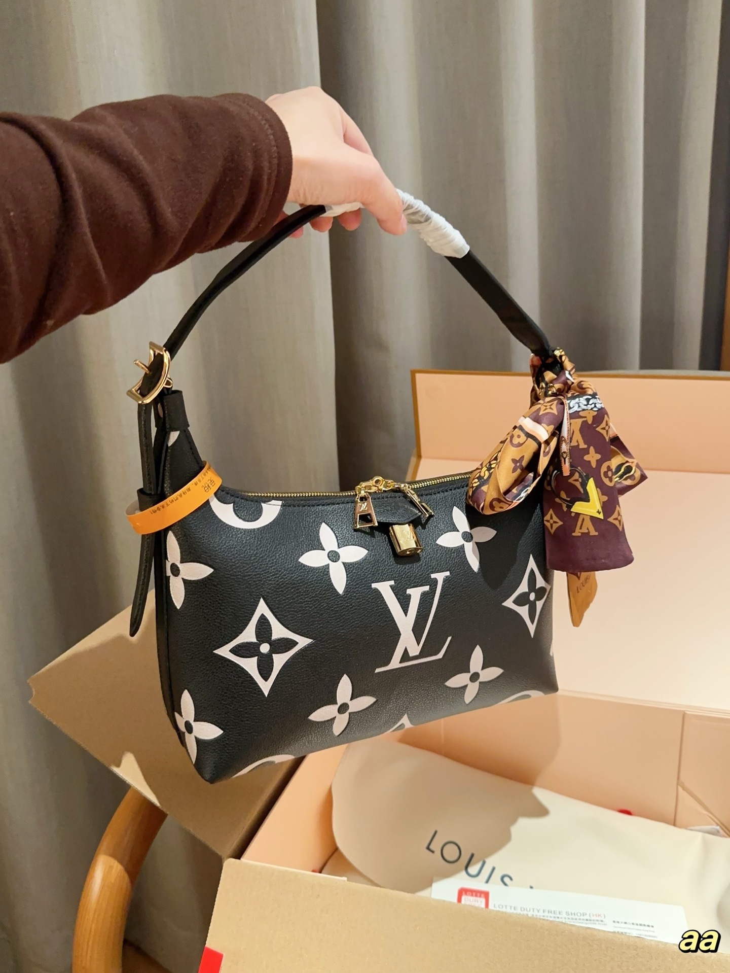 Louis new arrival hobo lock bag size:28*18*10 cm