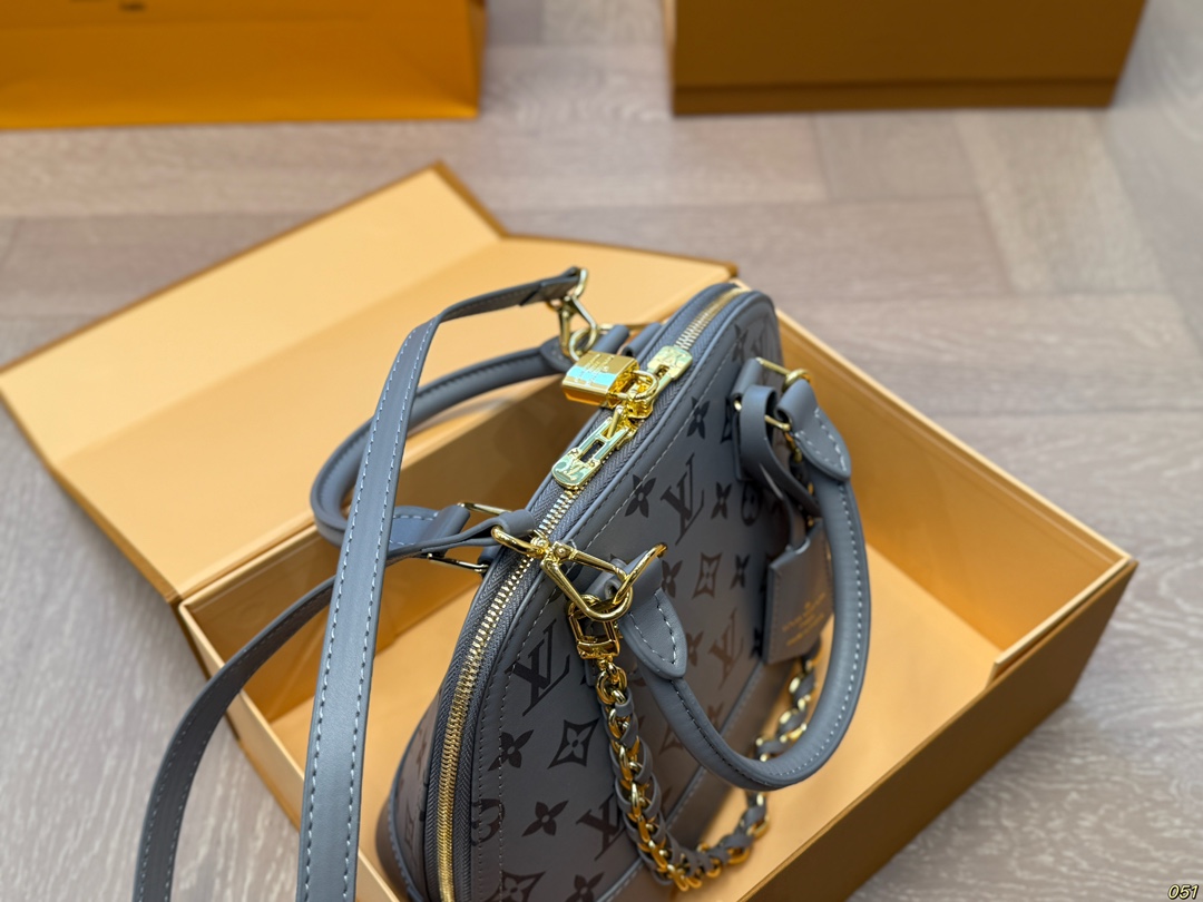 Louis new arrival bb bag size:25 * 18 cm