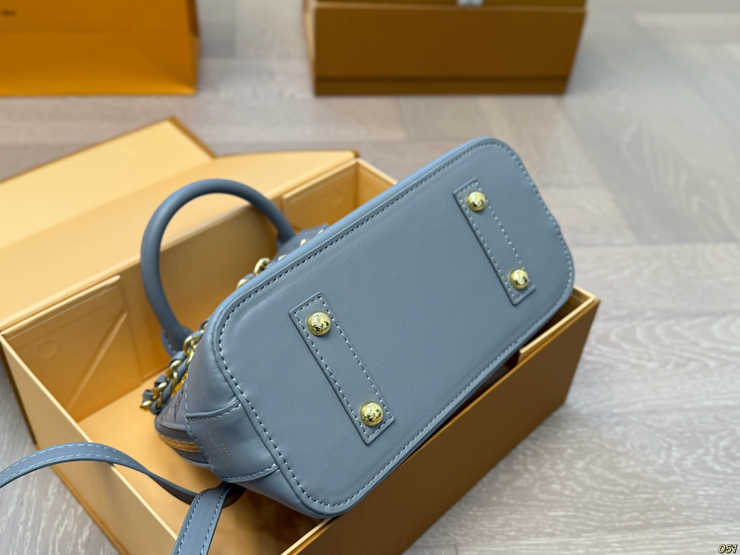 Louis new arrival bb bag size:25 * 18 cm