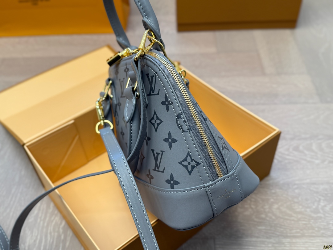 Louis new arrival bb bag size:25 * 18 cm