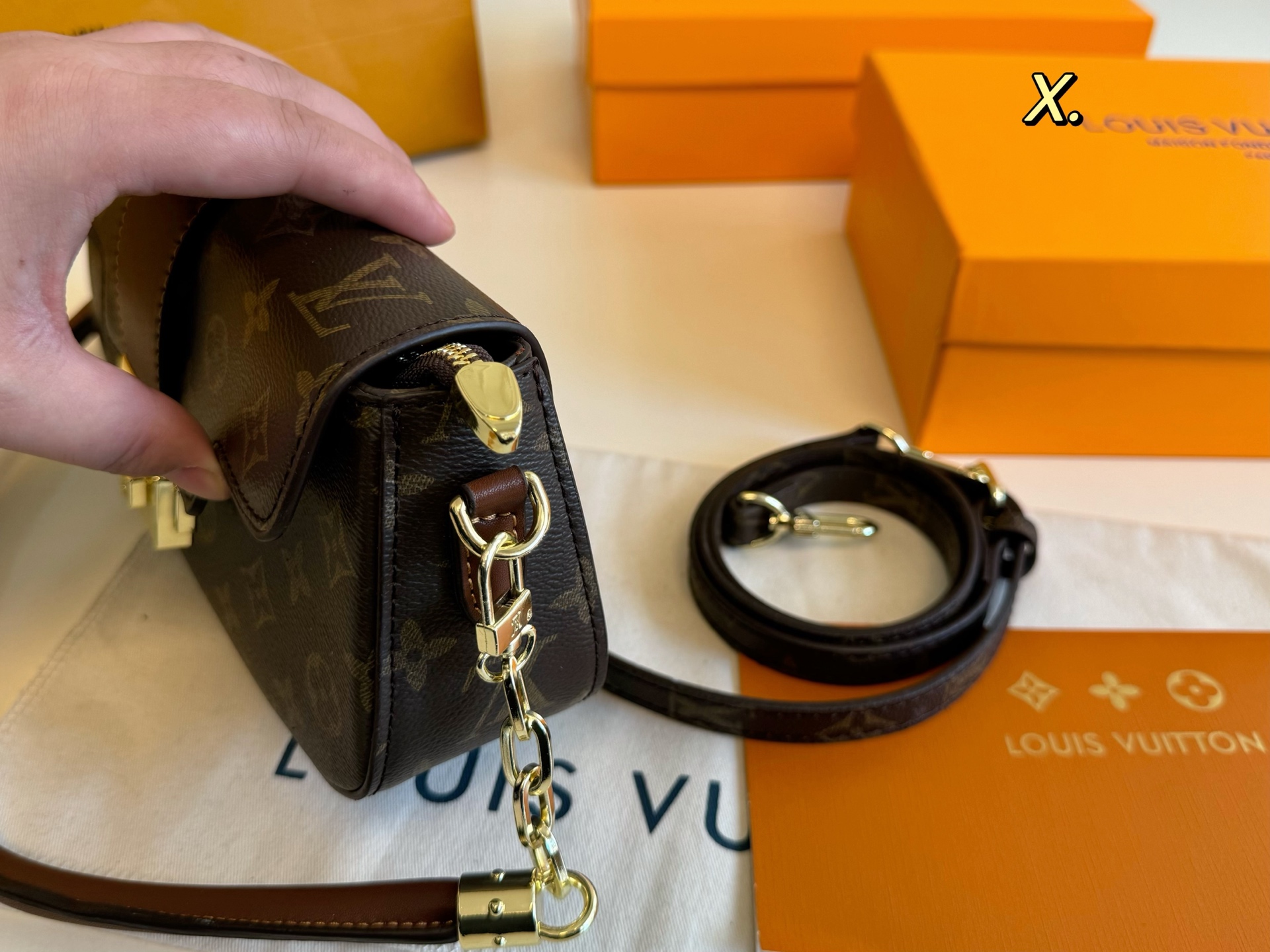 Louis new arrival hobo bag size: 26*13 cm