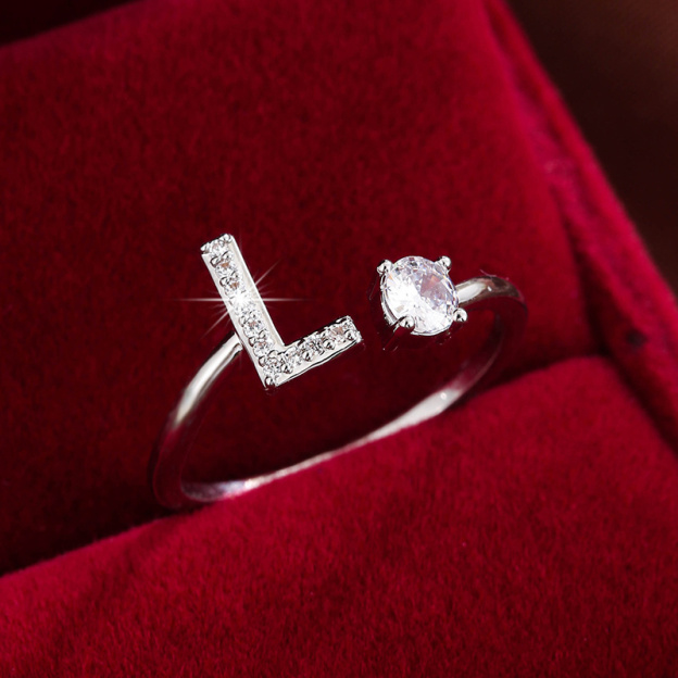 Inel înconjurat cu litere elegant, cu zirconi strălucitori