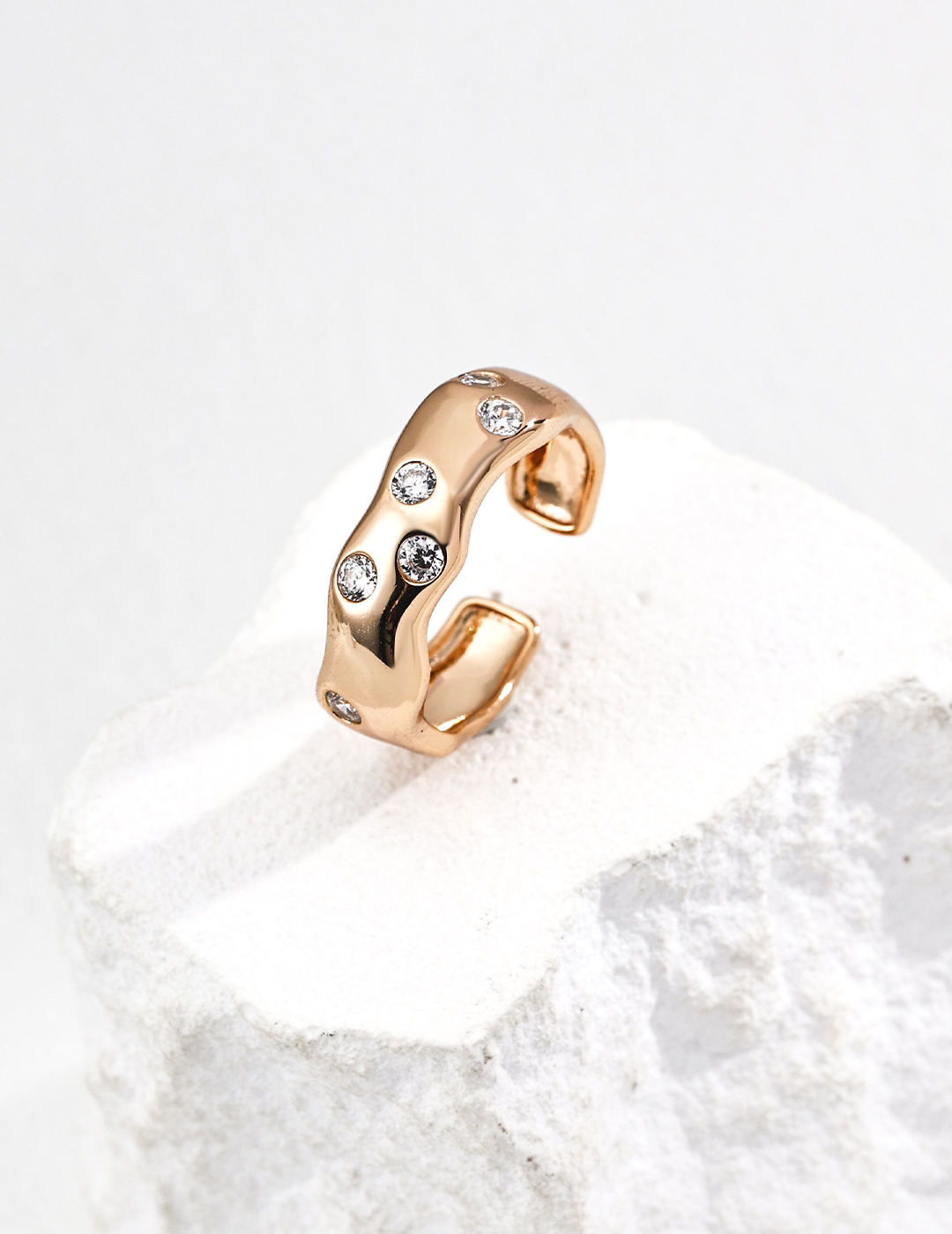 This 18K 925 silver simple zircon ring is simple, stylish, versatile, and luxurious.