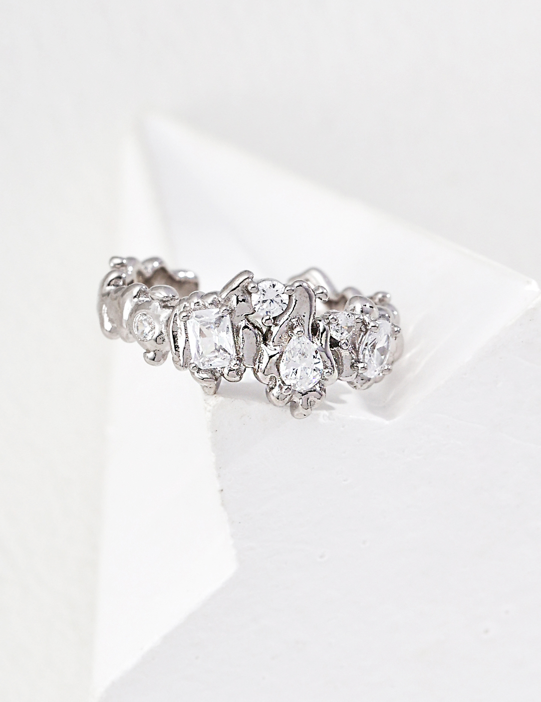 18K 925 Sterling Silver Fashionable and Delicate Zirconia Ring