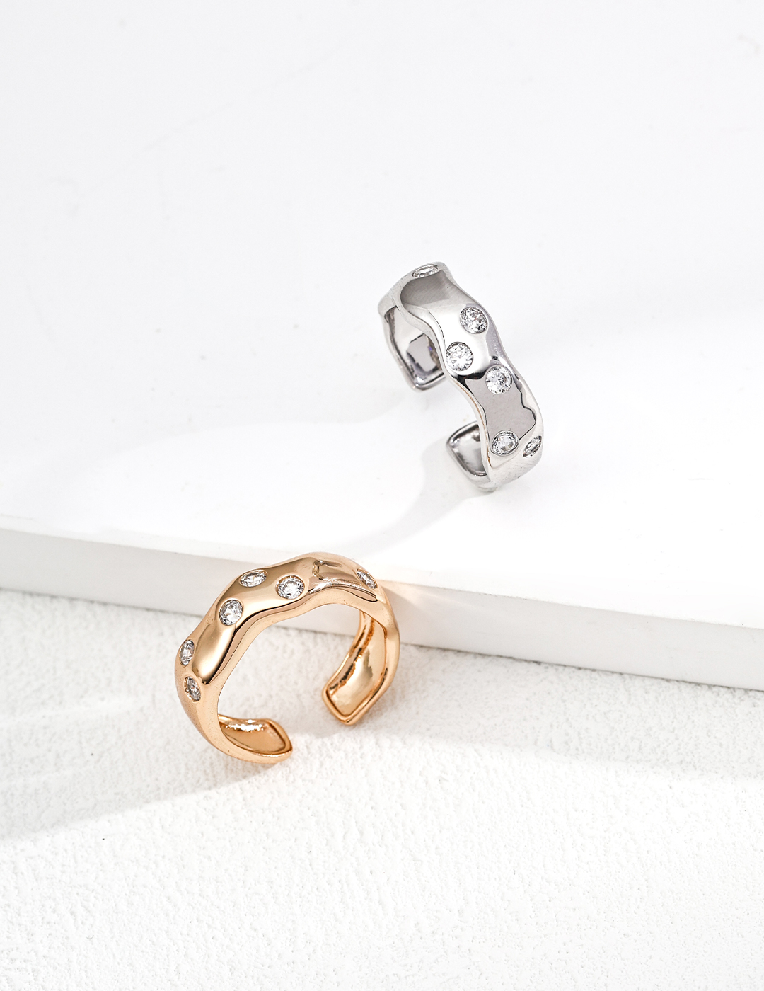 This 18K 925 silver simple zircon ring is simple, stylish, versatile, and luxurious.