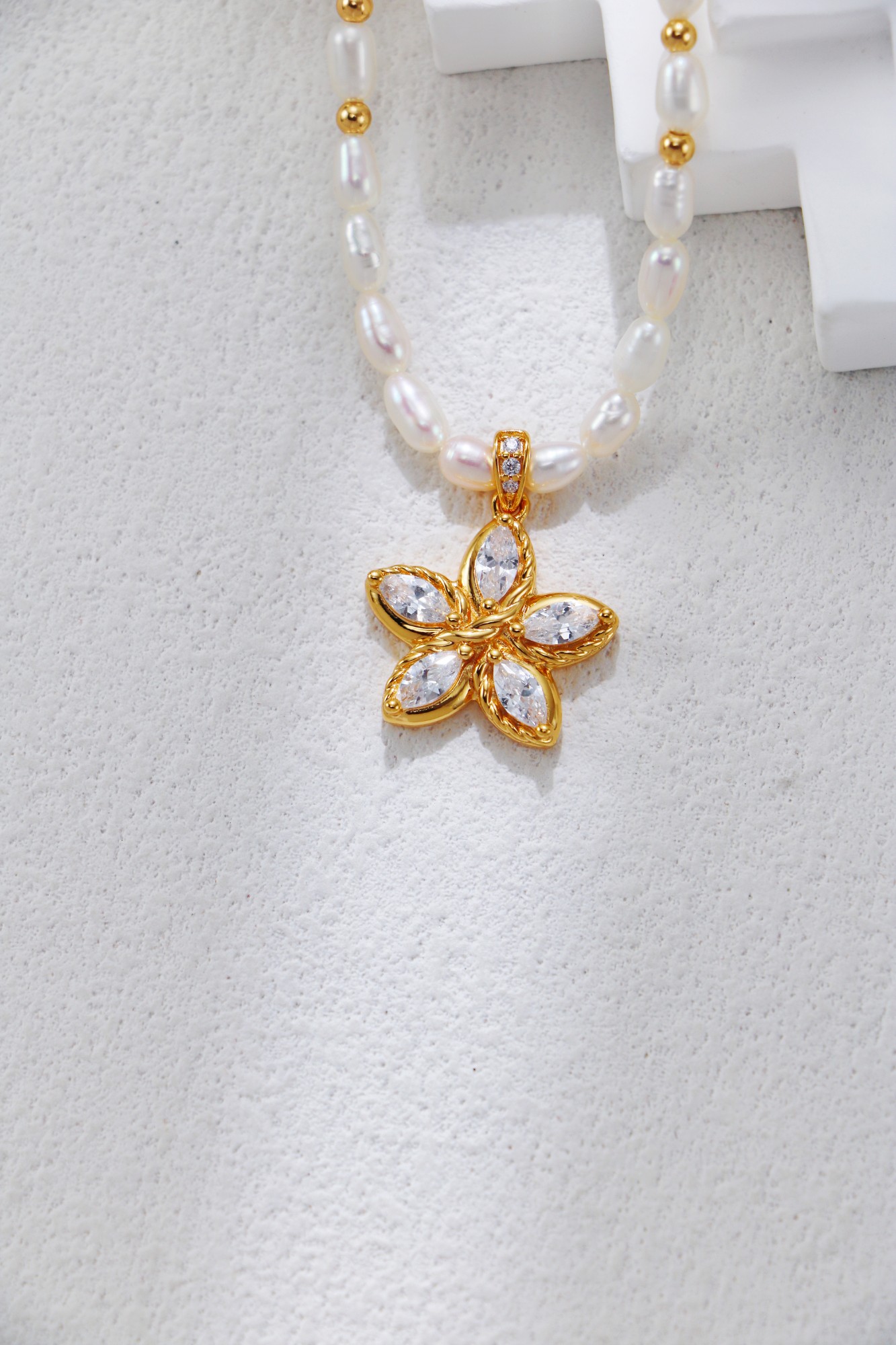 Stylish and elegant 18K S925 sterling silver flower necklace with zircon and pearls.