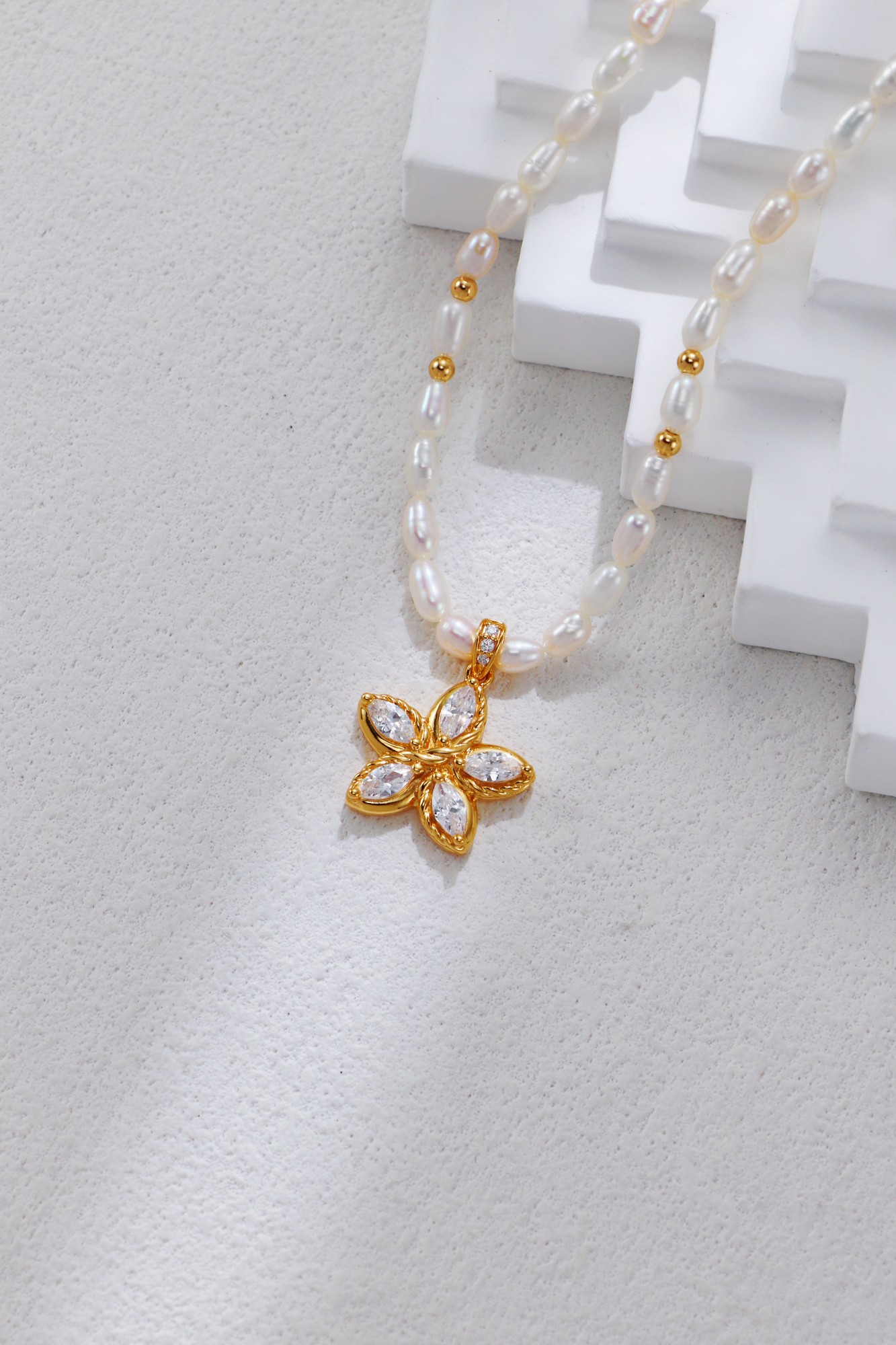 Stylish and elegant 18K S925 sterling silver flower necklace with zircon and pearls.