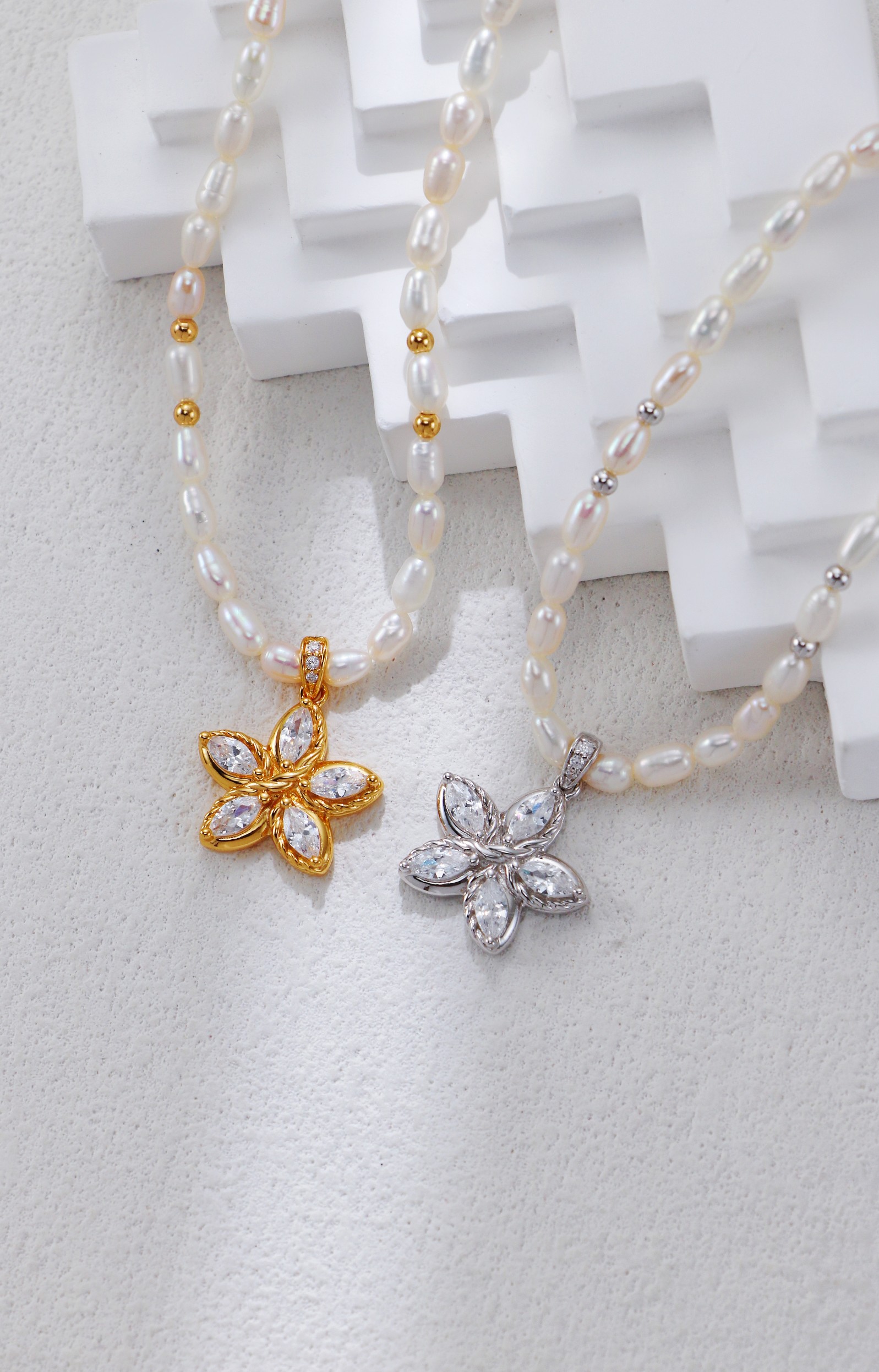 Stylish and elegant 18K S925 sterling silver flower necklace with zircon and pearls.