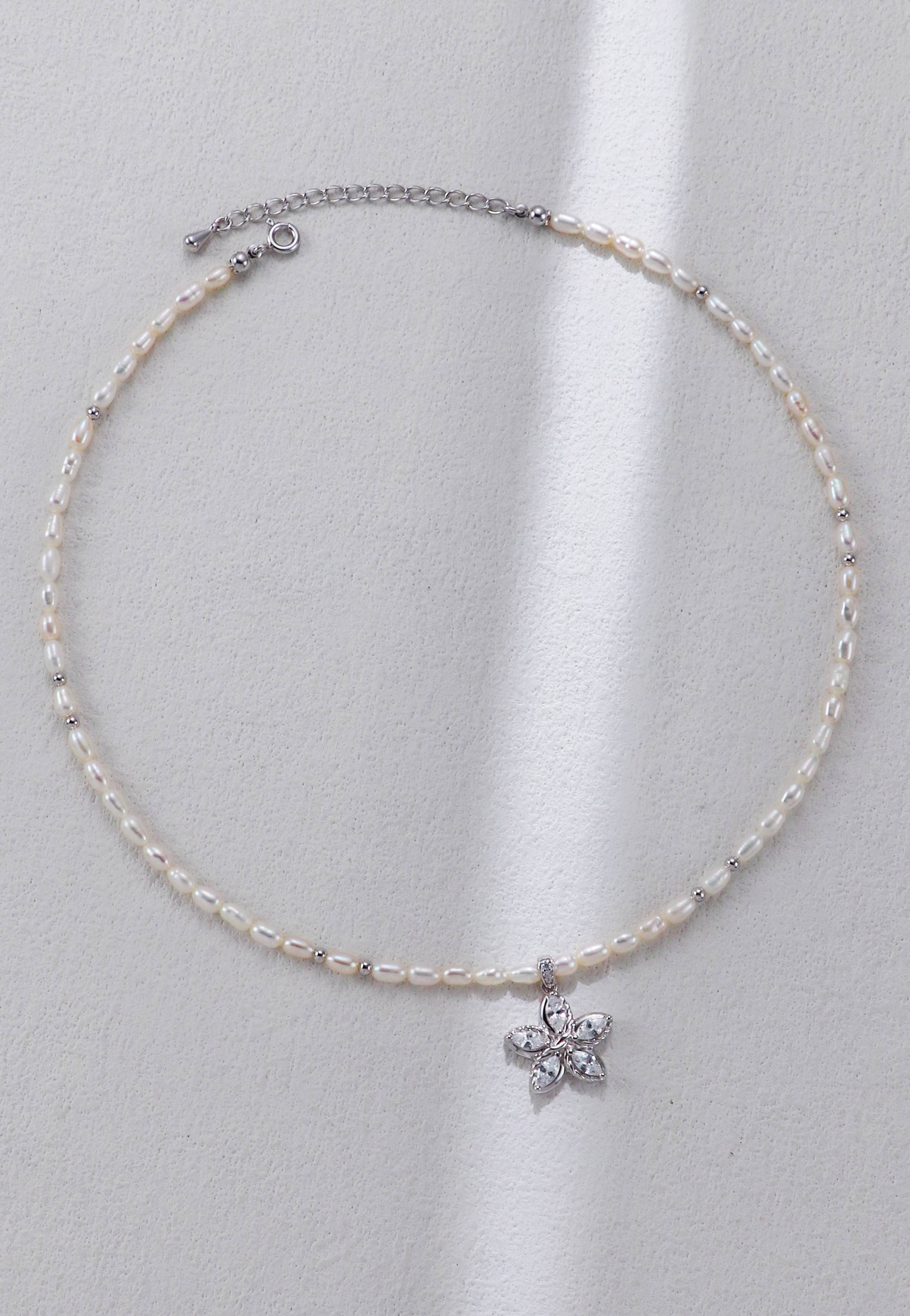 Stylish and elegant 18K S925 sterling silver flower necklace with zircon and pearls.