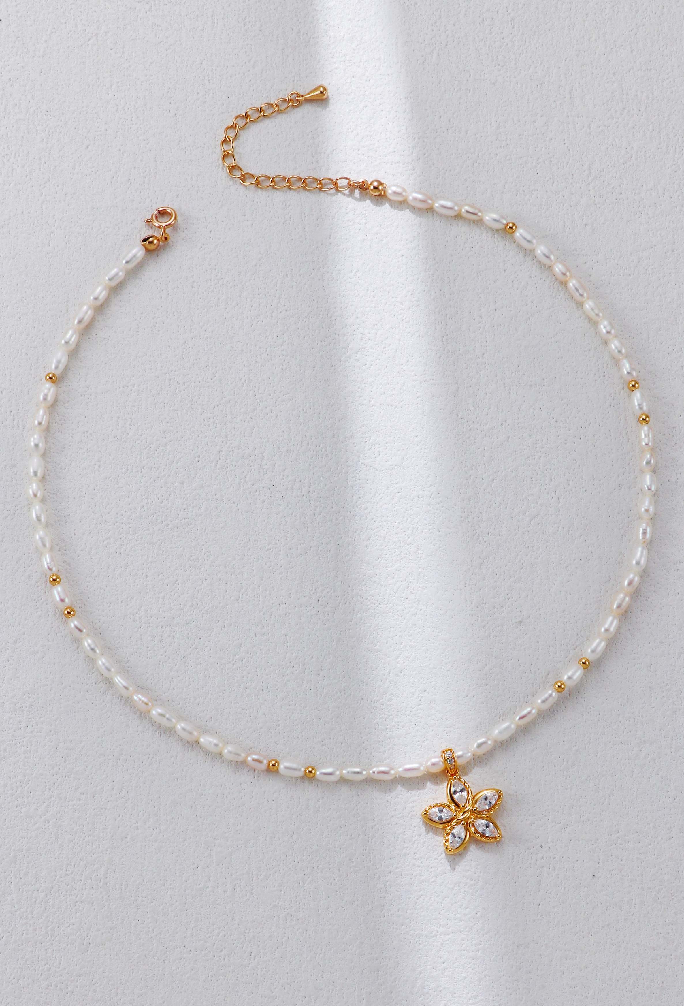 Stylish and elegant 18K S925 sterling silver flower necklace with zircon and pearls.