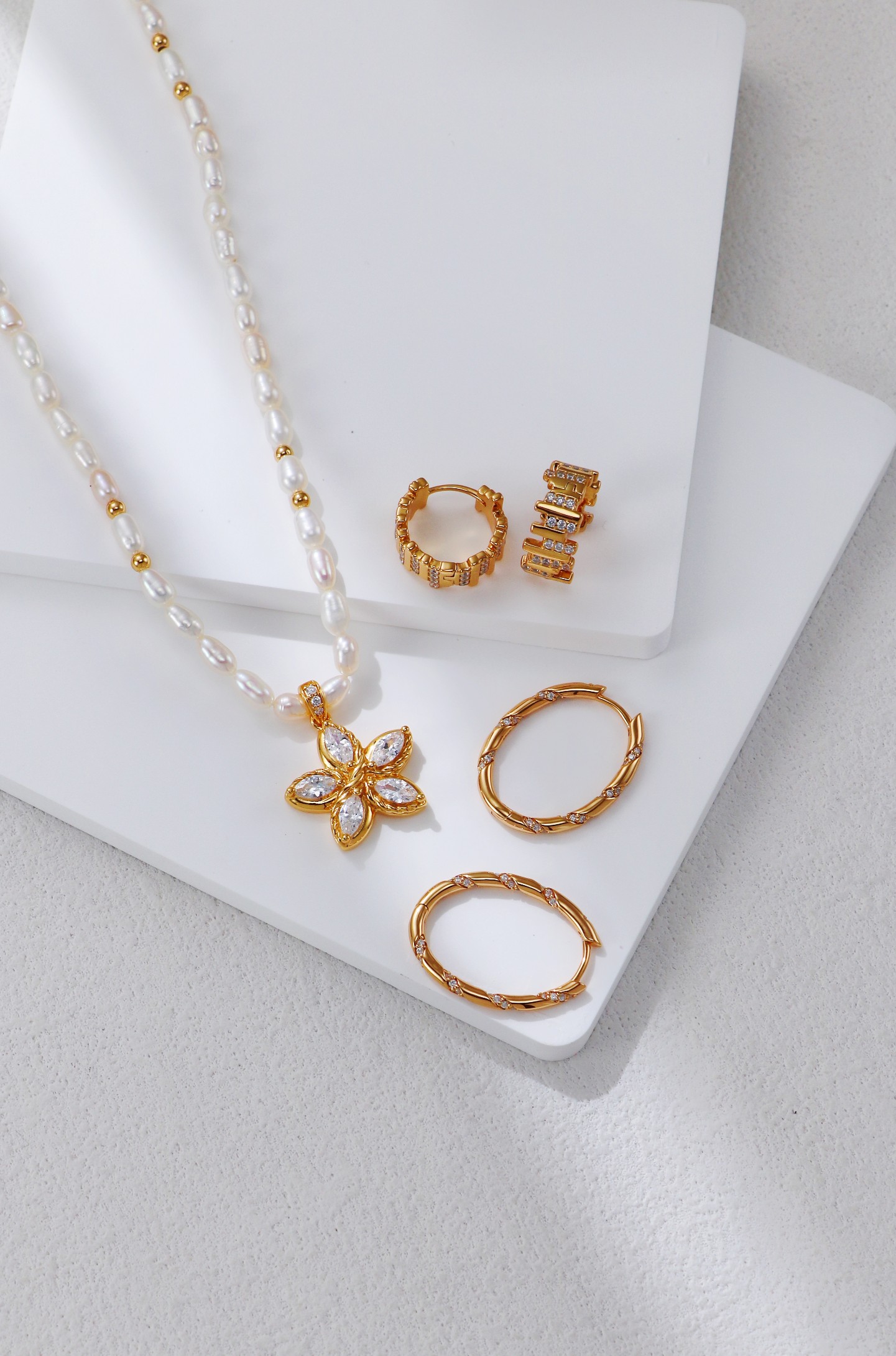 Stylish and elegant 18K S925 sterling silver flower necklace with zircon and pearls.