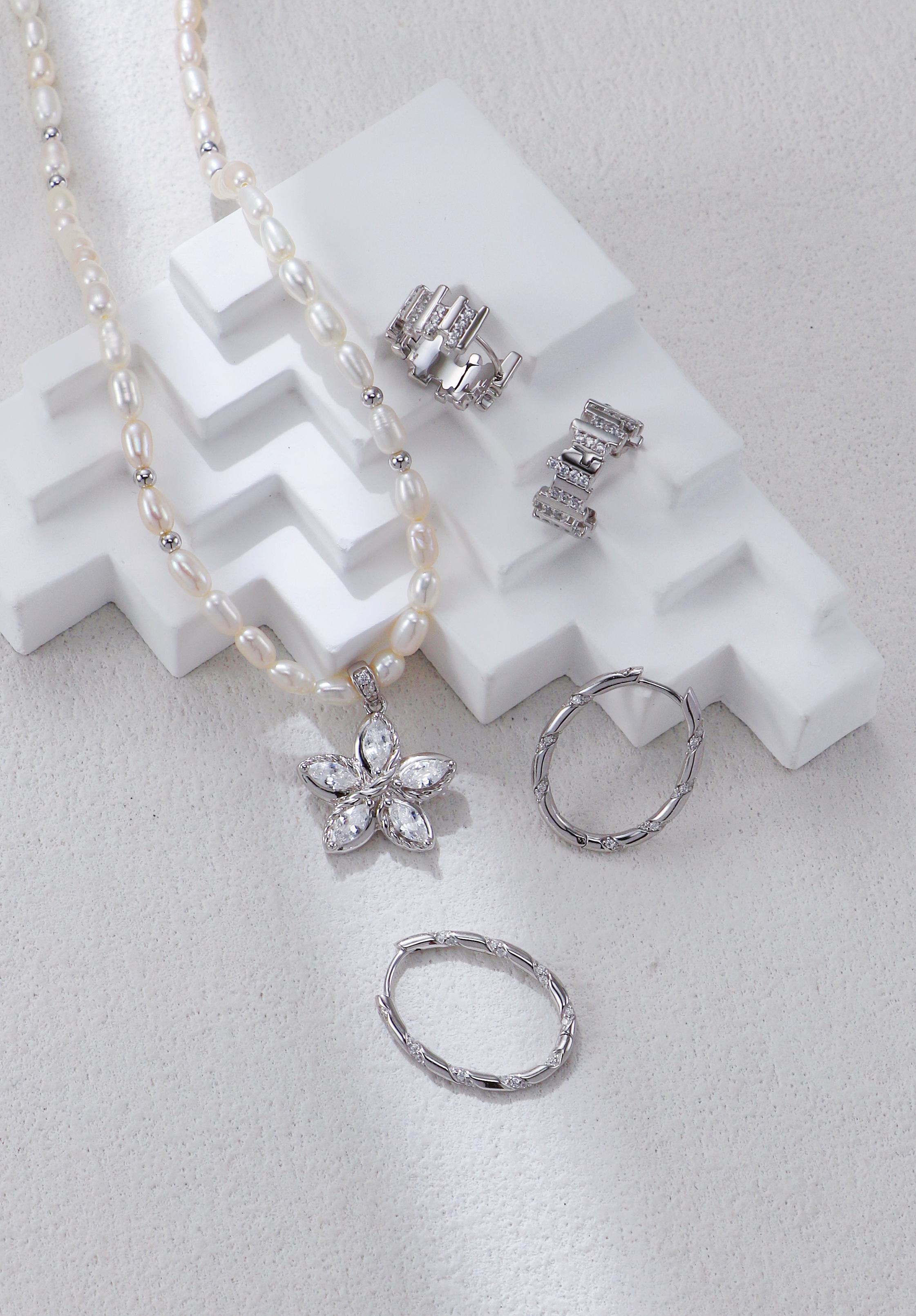 Stylish and elegant 18K S925 sterling silver flower necklace with zircon and pearls.
