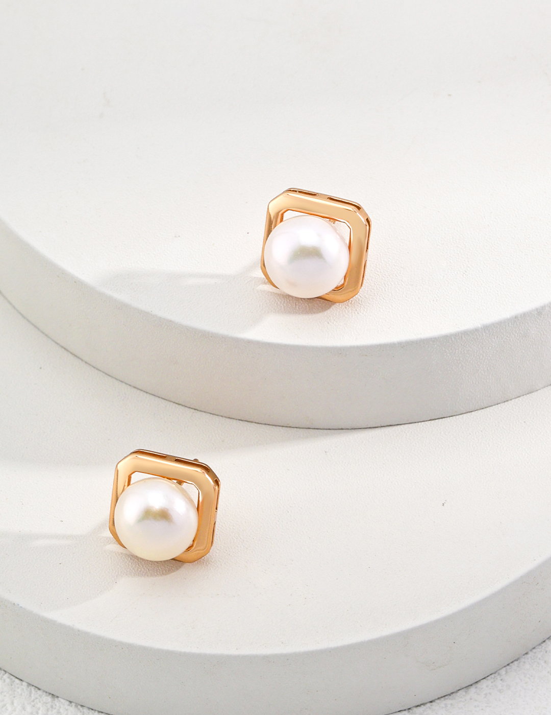 18K S925 sterling silver, these stylish and versatile geometric pearl earrings are stylish and simple.