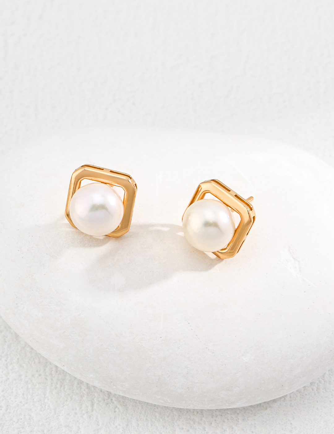18K S925 sterling silver, these stylish and versatile geometric pearl earrings are stylish and simple.