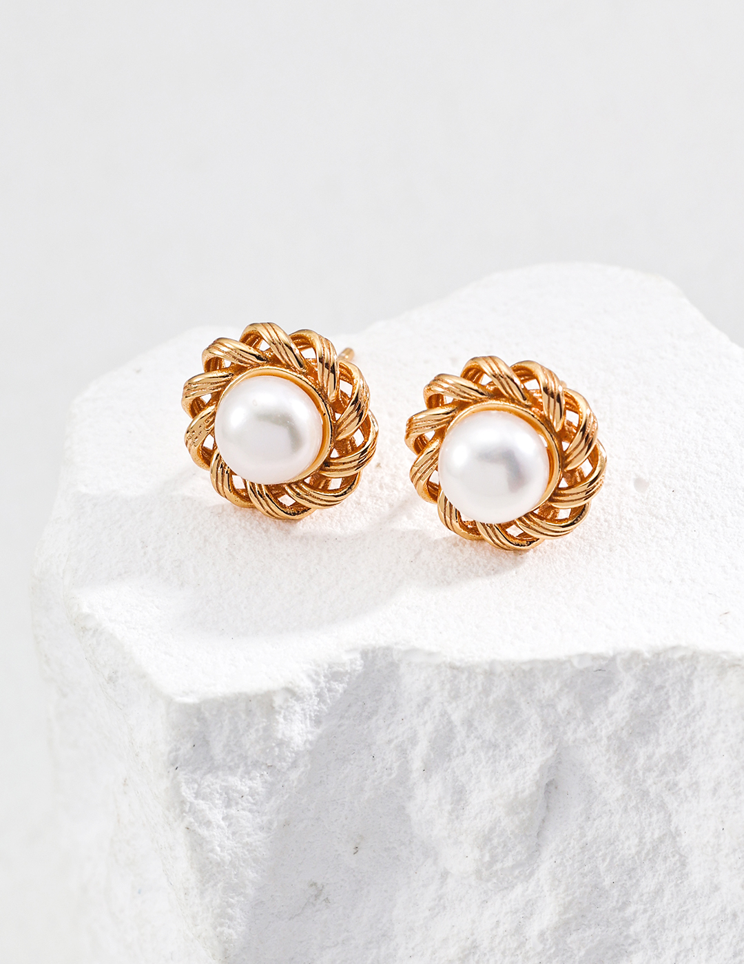 18K S925 sterling silver, these stylish and versatile geometric pearl earrings are stylish and simple.
