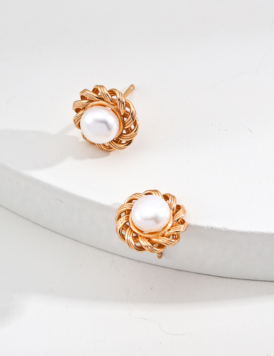 18K S925 sterling silver, these stylish and versatile geometric pearl earrings are stylish and simple.