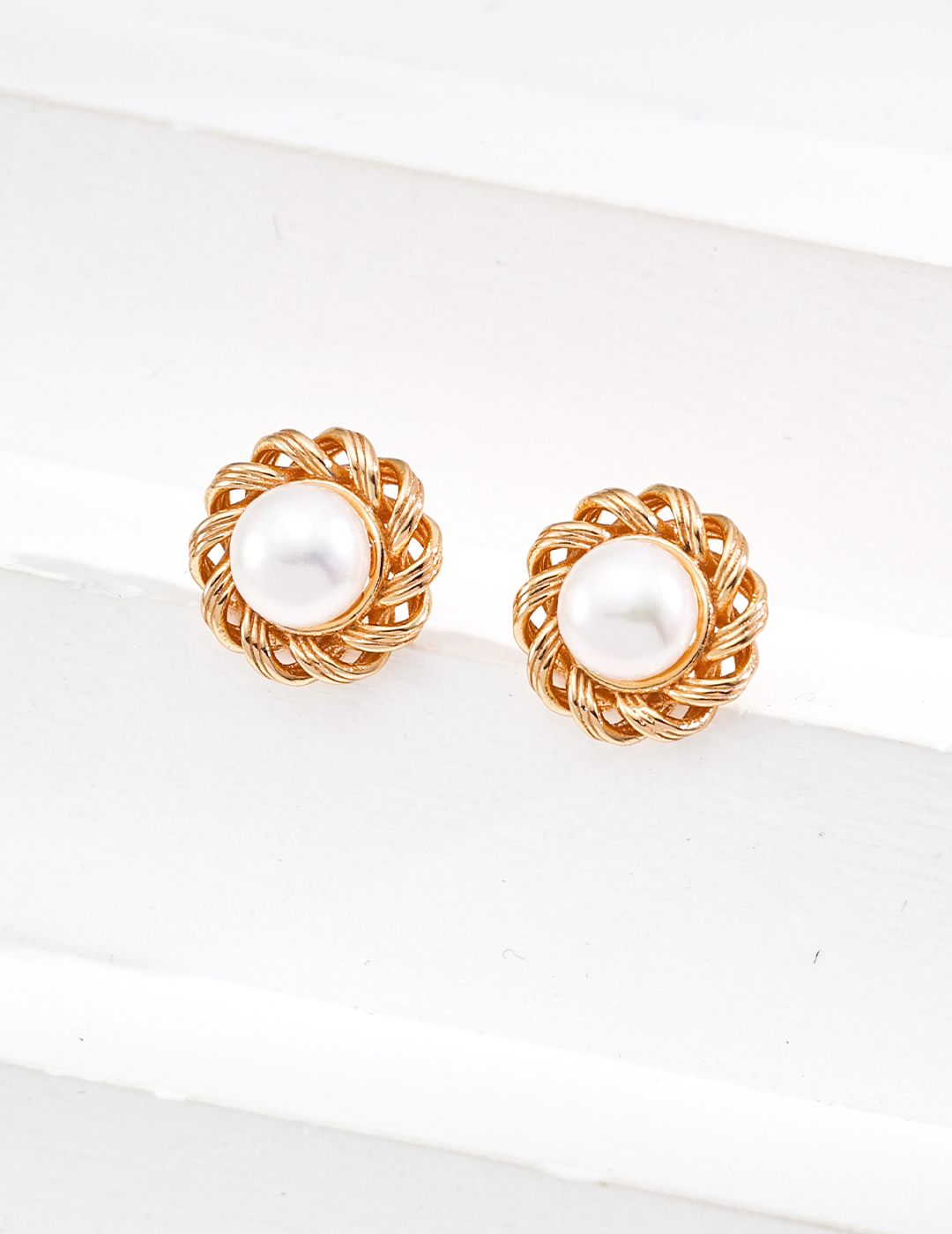 18K S925 sterling silver, these stylish and versatile geometric pearl earrings are stylish and simple.