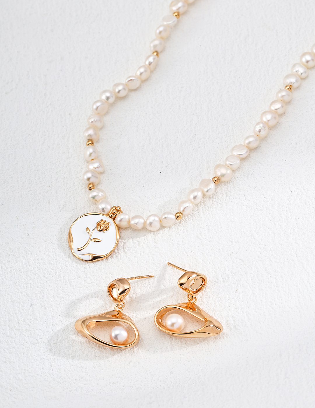 18K Gold Plated S925 Sterling Silver Fashionable and Elegant Natural Pearl Enamel Rose Pendant Necklace