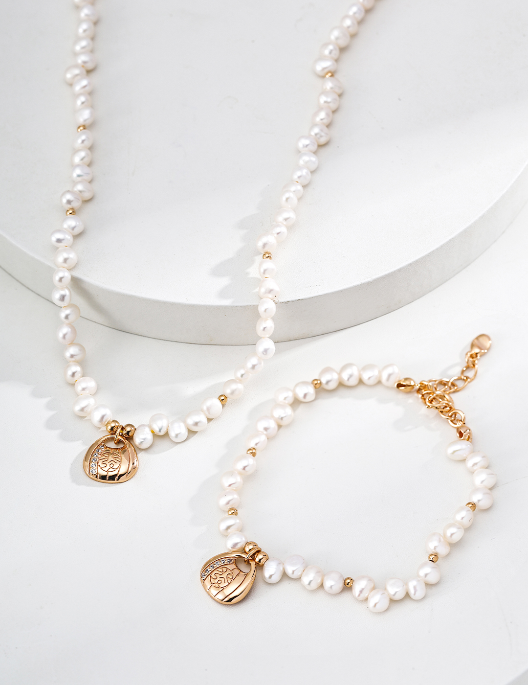 18K S925 Sterling Silver Fashionable, Elegant, and Noble Pearl Necklace and Bracelet 