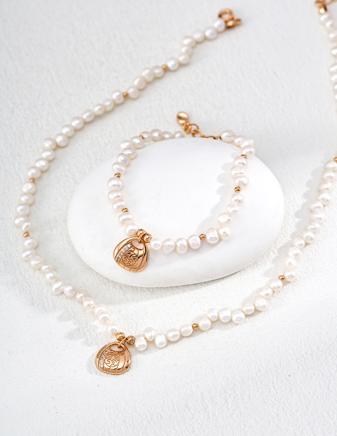 18K S925 Sterling Silver Fashionable, Elegant, and Noble Pearl Necklace and Bracelet 