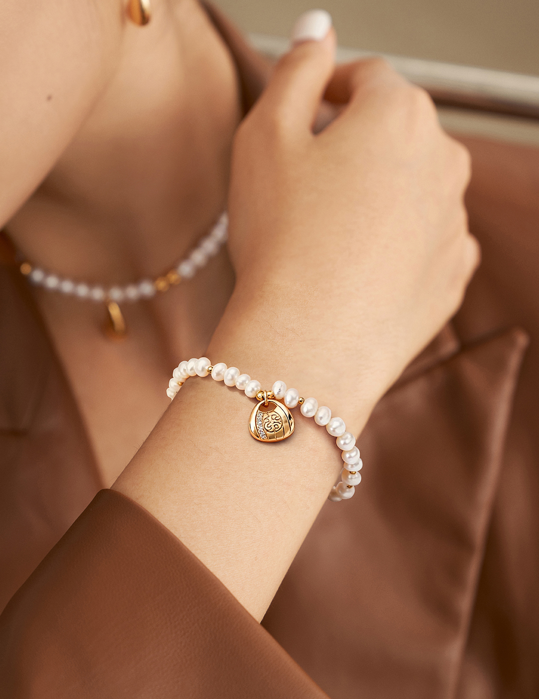 18K S925 Sterling Silver Fashionable, Elegant, and Noble Pearl Necklace and Bracelet 