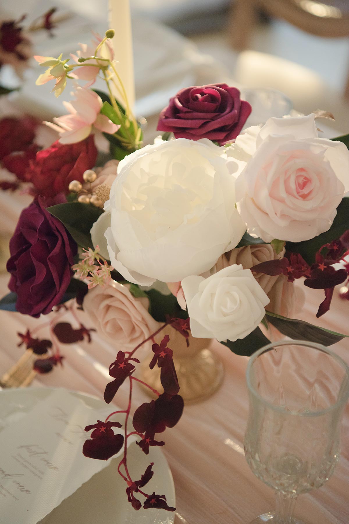 Caixas de flores de designer de peônia com toque natural