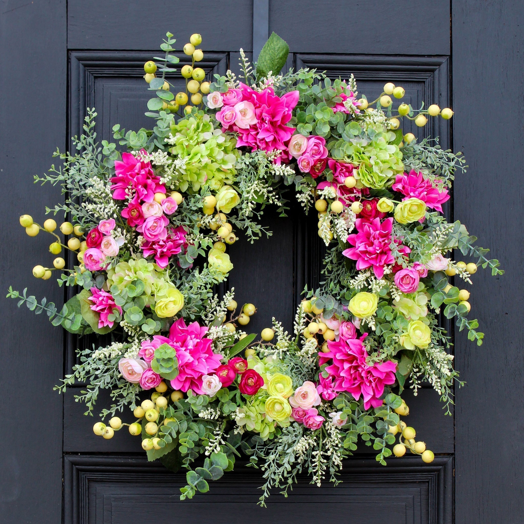 Primavera verão eucalipto verde hortênsia e coroa de dália fúcsia