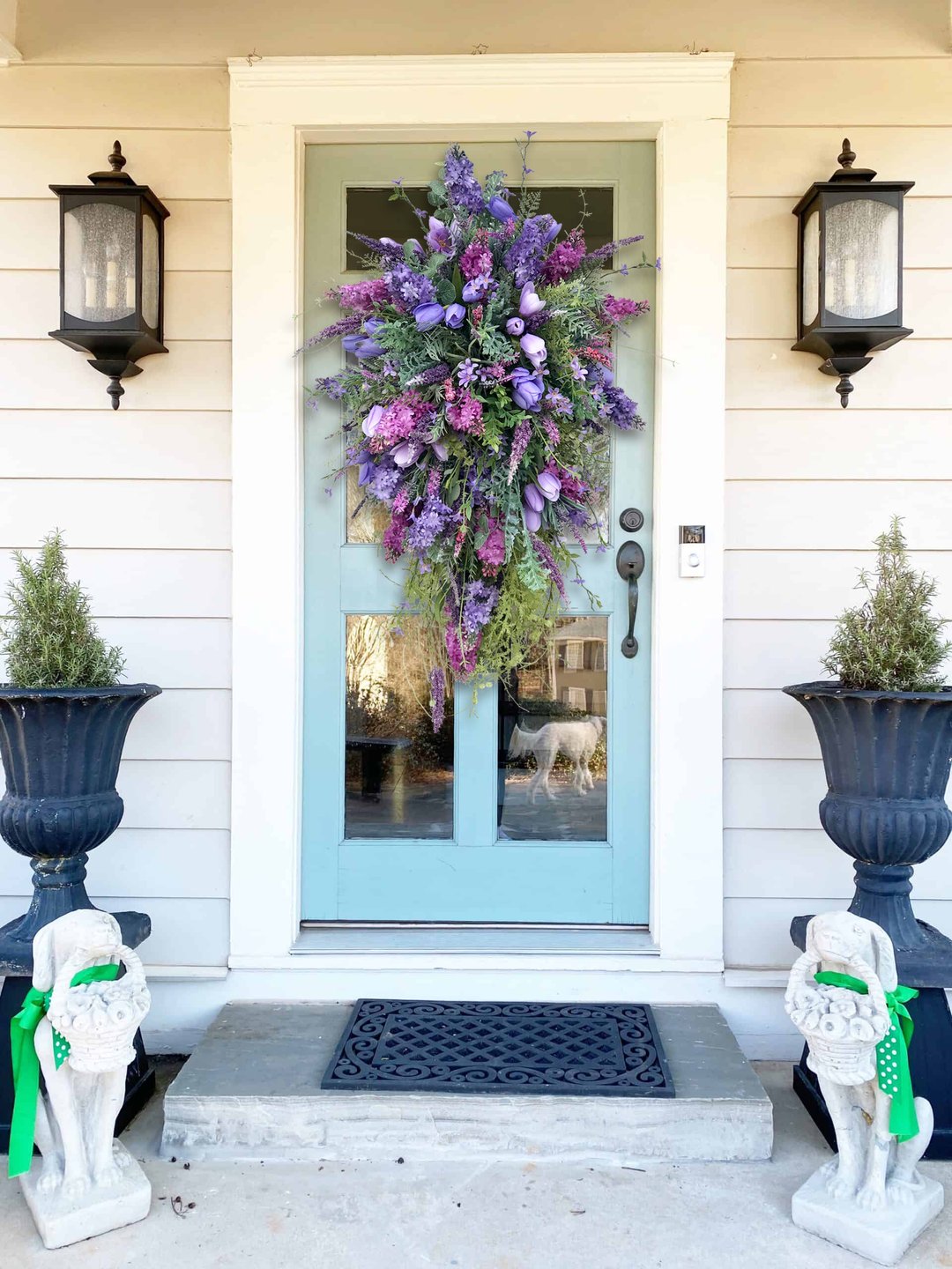 Ganhos de porta frontal de primavera - decoração de casa rústica