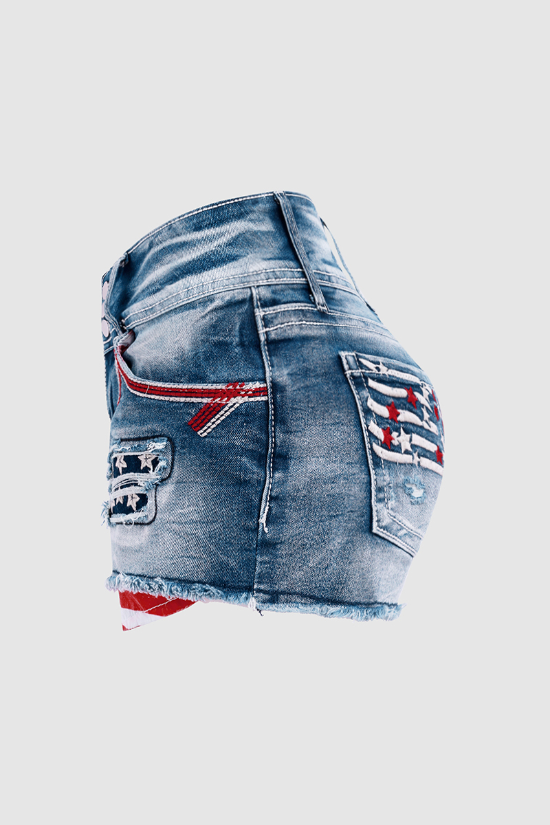 Shorts jeans com patch de bandeira americana e botões