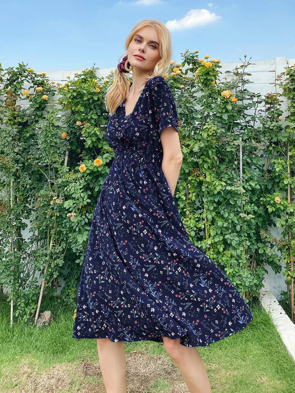Vestido de manga curta com estampa floral pequena verão 2024