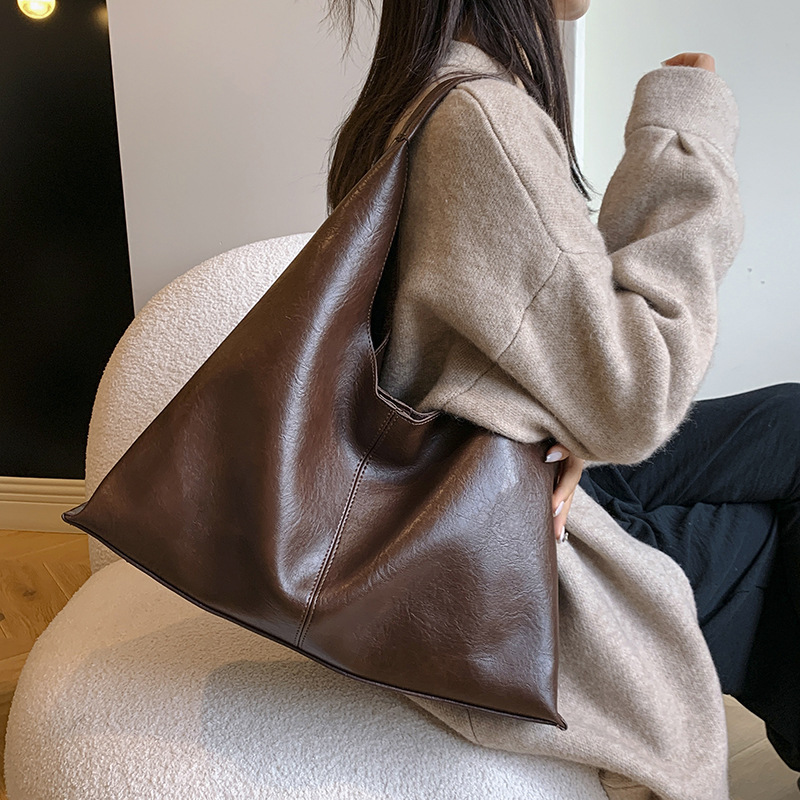 Bolsa tiracolo solta, moderna e casual