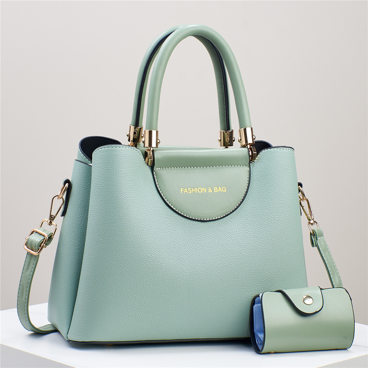 Conjunto de duas peças de elegantes bolsas a tiracolo de grande capacidade