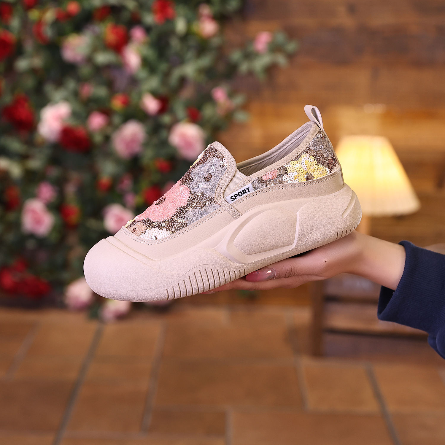 Mocassins de fundo grosso com lantejoulas e flores