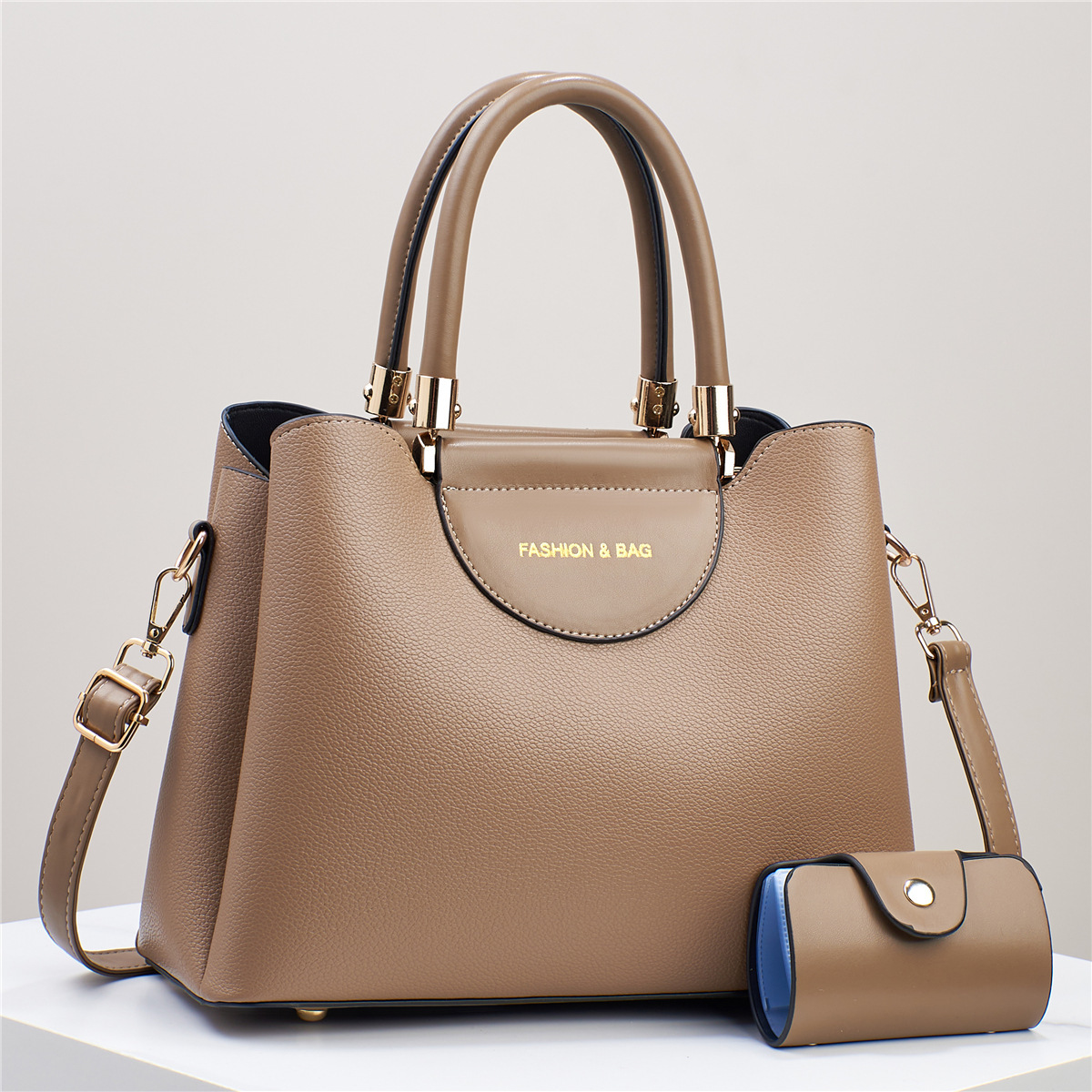 Conjunto de duas peças de elegantes bolsas a tiracolo de grande capacidade