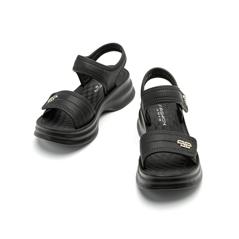 Novos sapatos de praia simples de sola grossa de verão