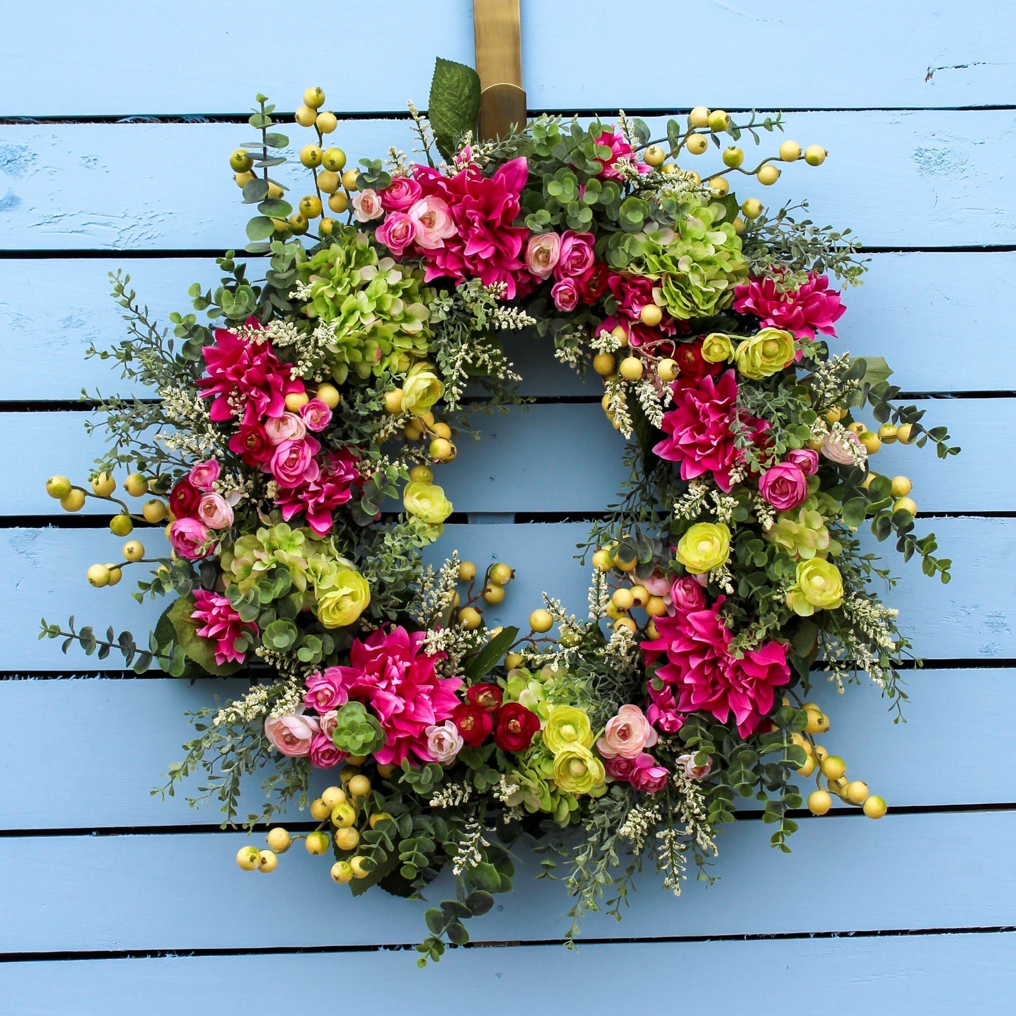 Primavera verão eucalipto verde hortênsia e coroa de dália fúcsia