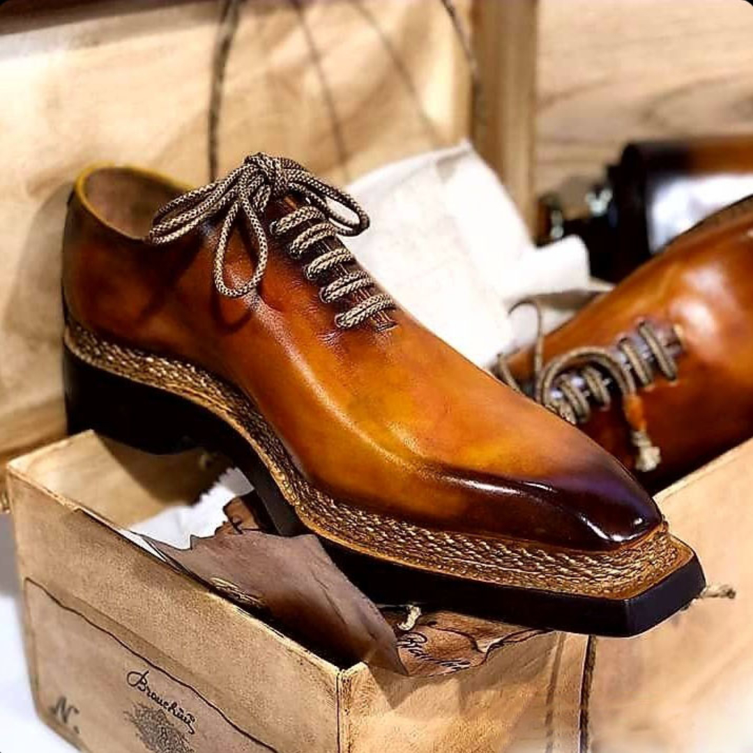 Sapatos de homem feitos à mão de couro castanho amarelo com cordões