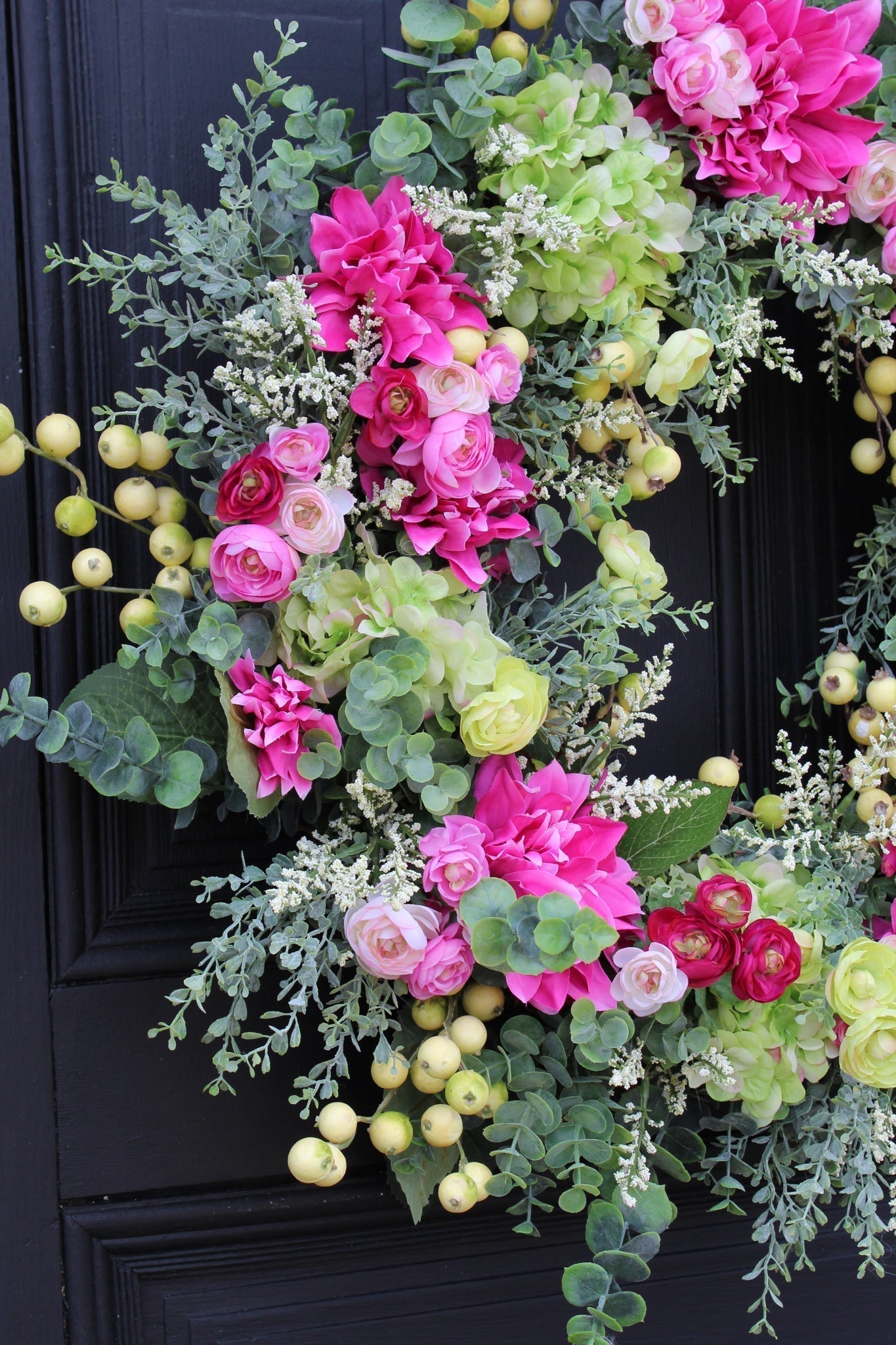Primavera verão eucalipto verde hortênsia e coroa de dália fúcsia
