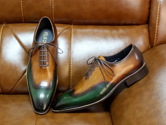 Sapatos de homem feitos à mão com ponta de asa, verde e camelo, pele de bezerro genuína, sapatos clássicos para casamento, sapatos formais de negócios