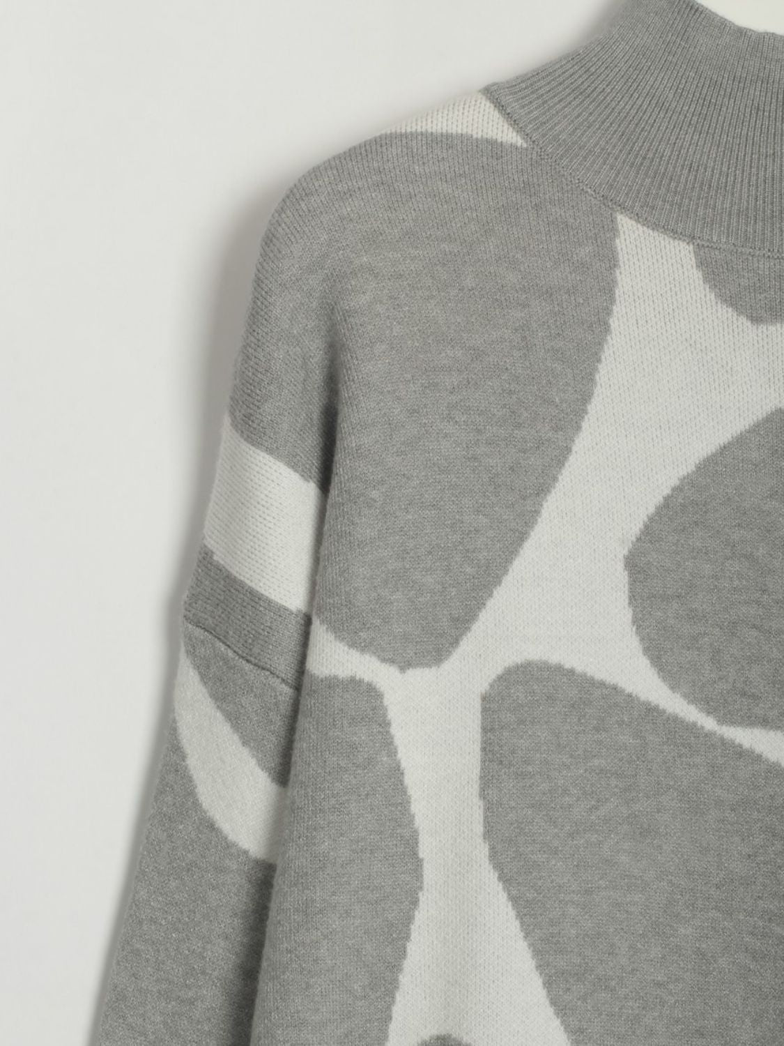 Vestido suéter contrastante com gola simulada