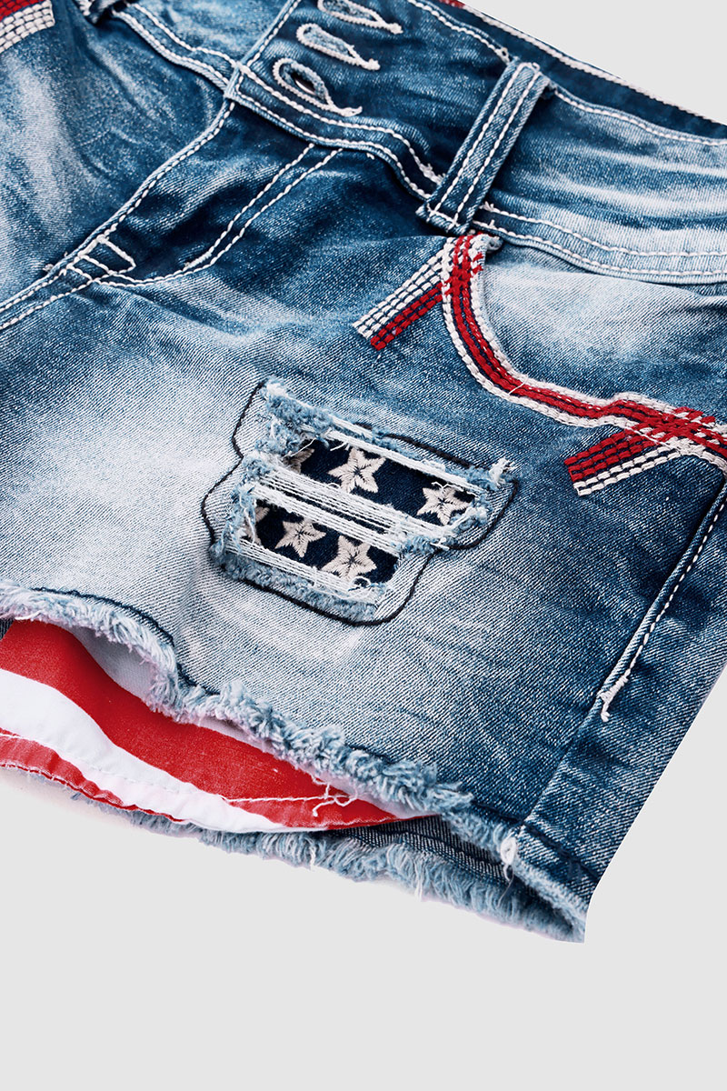 Shorts jeans com patch de bandeira americana e botões